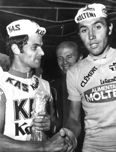 Giro d&#39;Italia 1973: Eddy si congratula con Jos Manuel Fuente al termine della tappa Andalo - Auronzo di Cadore vinta dallo scalatore spagnolo (Ap)